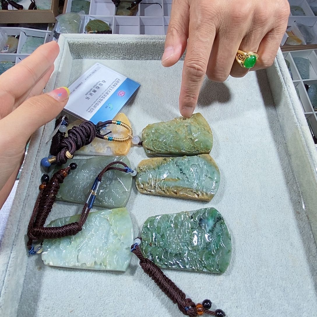 翡翠未镶嵌颈饰多样性仅发一件随机发货