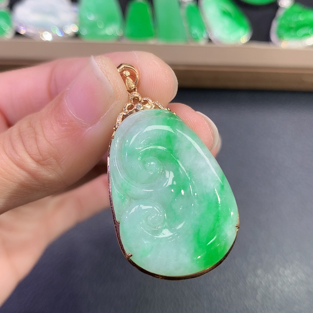 翡翠吊坠(赠链)18K金镶嵌