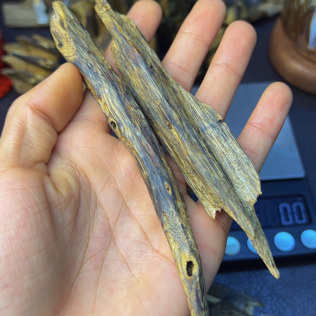 小***人沉香碎屑沉香蓝宝石