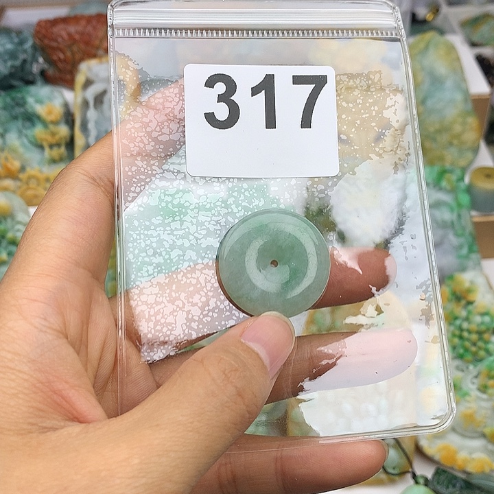 翡翠未镶嵌颈饰郑**?翡翠