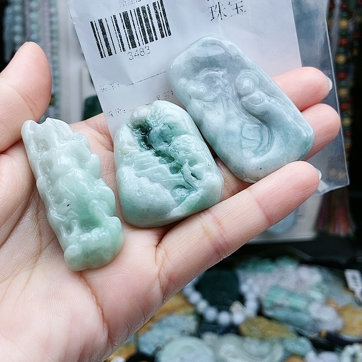 颈饰足铂镶嵌翡翠翡翠