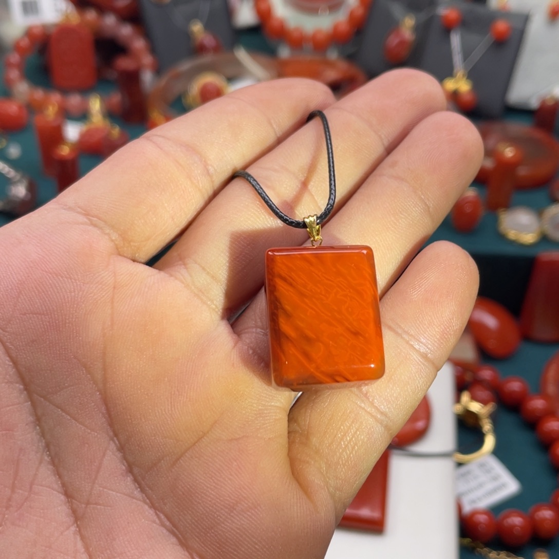 刘***味南红玛瑙18K金镶嵌川料南红火焰纹无事牌