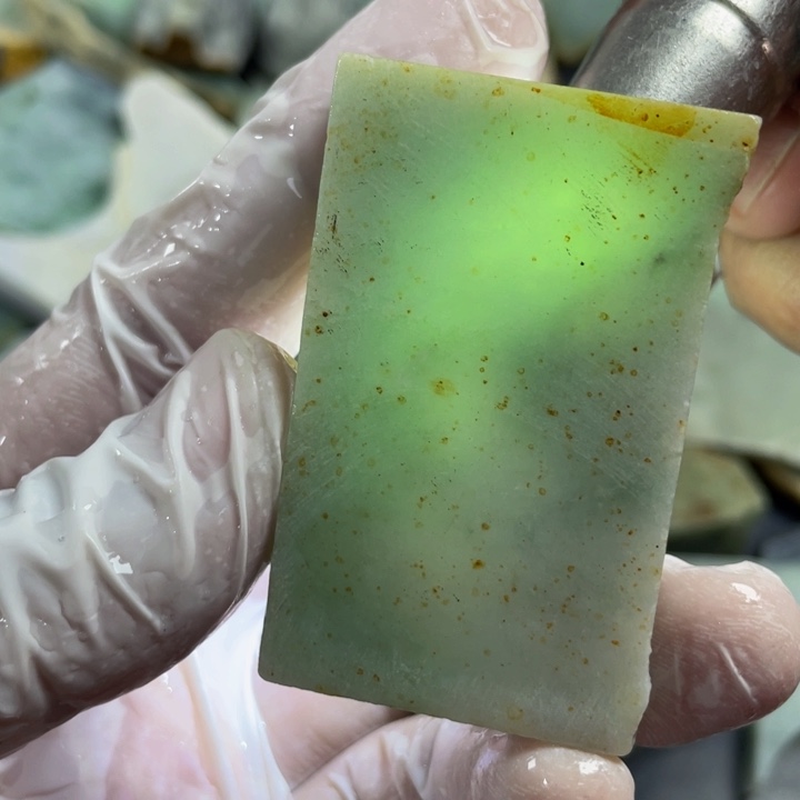 翡翠颈饰未镶嵌天然翡翠边角料