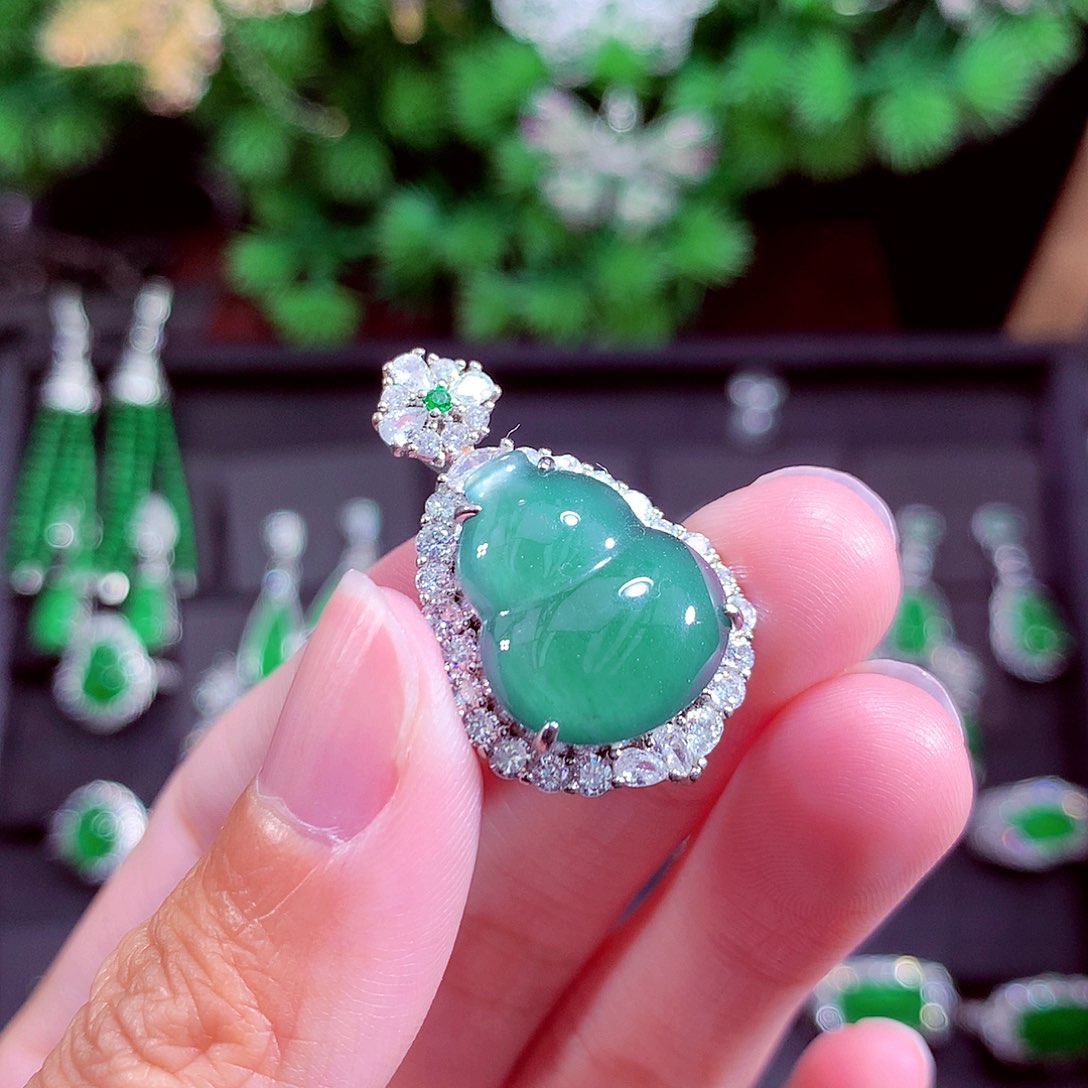 颈饰未镶嵌翡翠天然