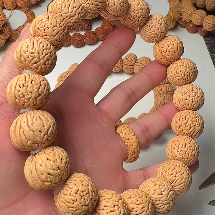 吊坠桃核白月光23mm手持