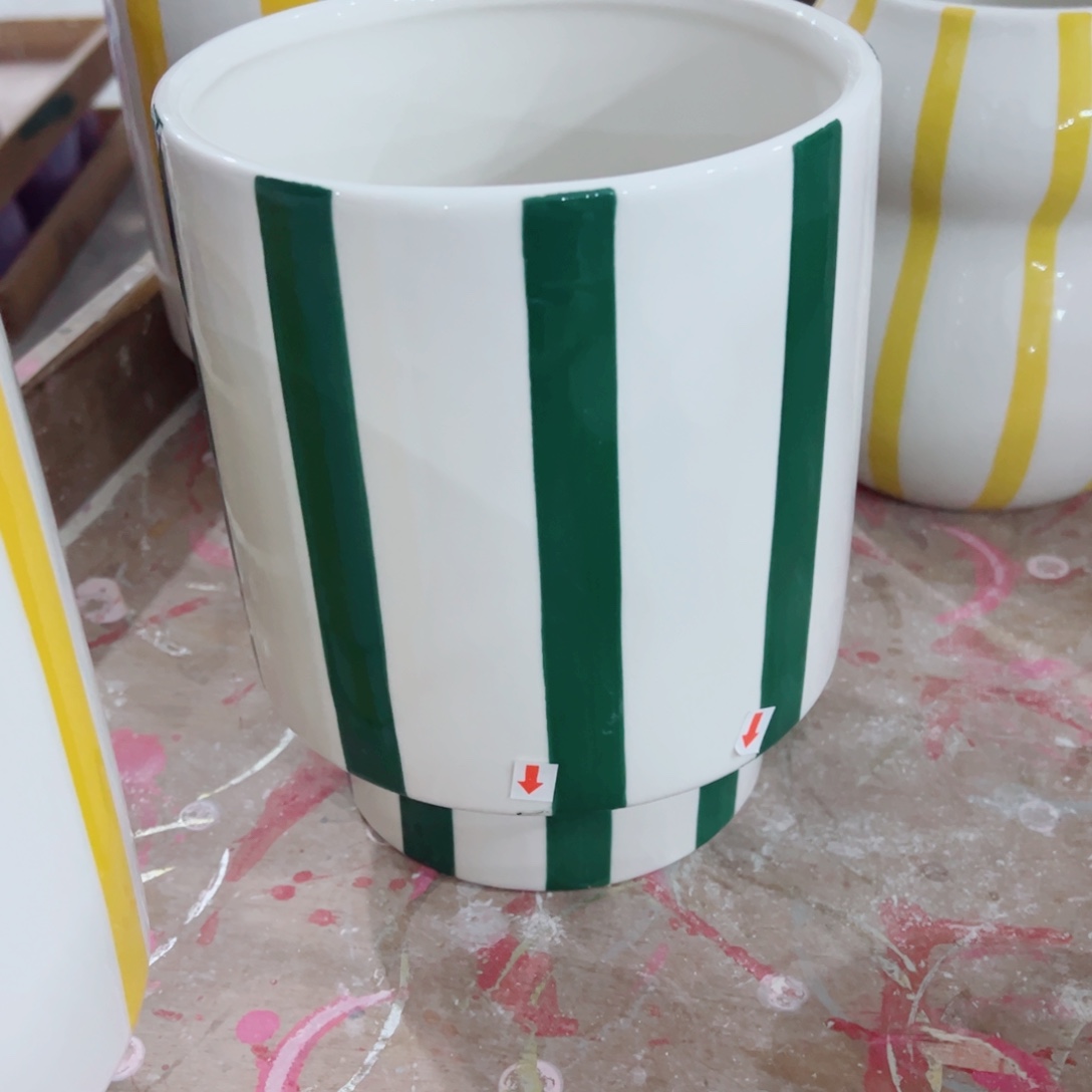 有孔，陶瓷花盆满10米包邮发货。微瑕介意慎拍