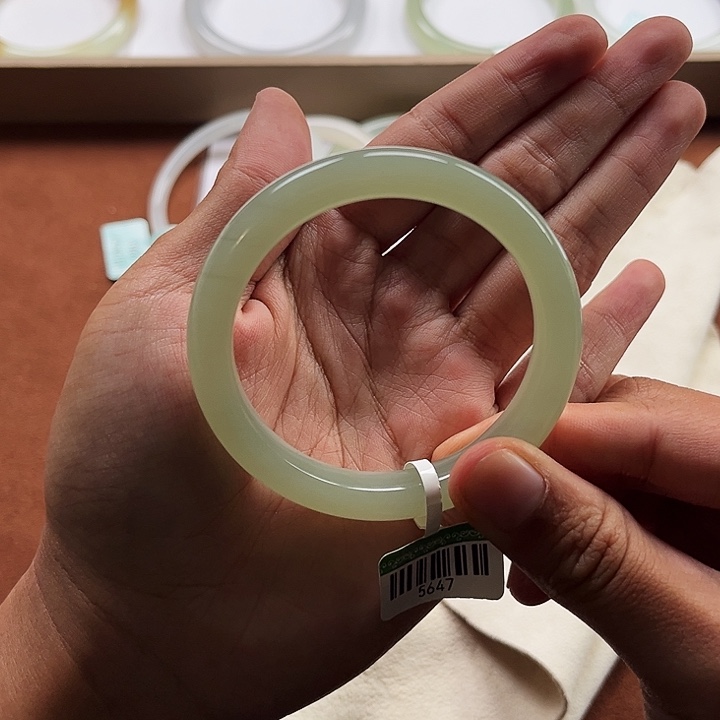 和田玉未镶嵌手镯