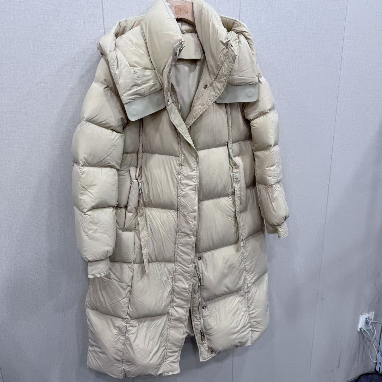 浅卡其色长款羽绒服
