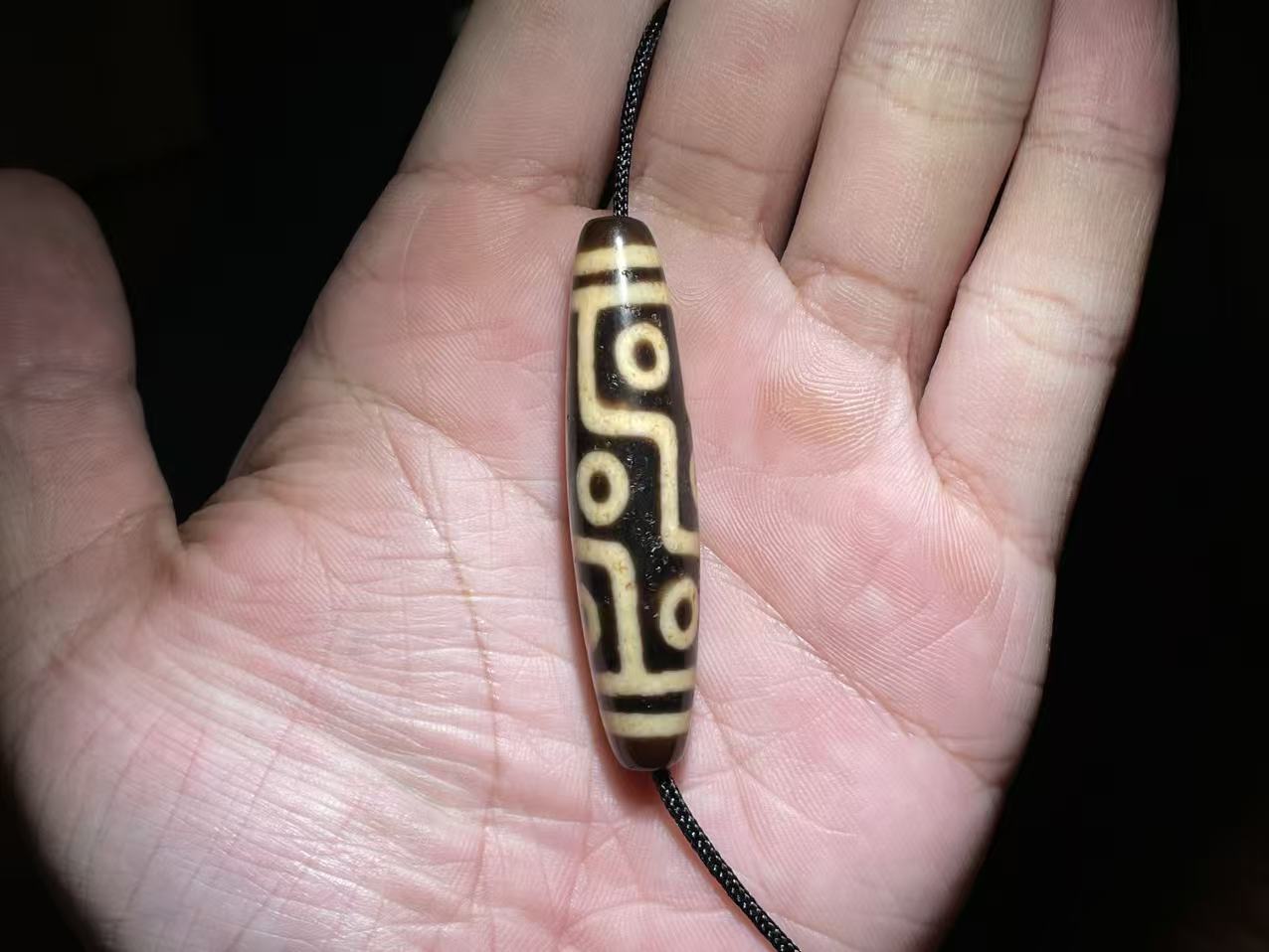 Z25 牙黄折线九眼 男女同款脖挂 多样性发一