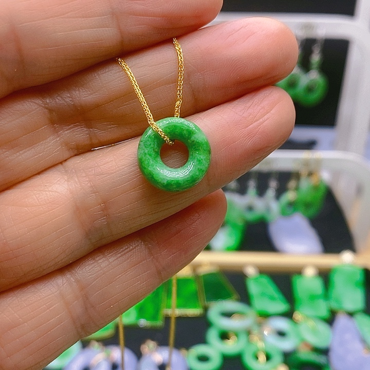 翡翠吊坠(赠链)未镶嵌吊坠