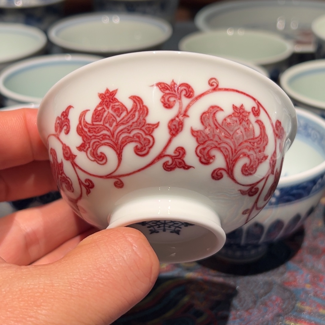 陶精品青花釉里红缠枝莲主人杯口径约8.6厘米