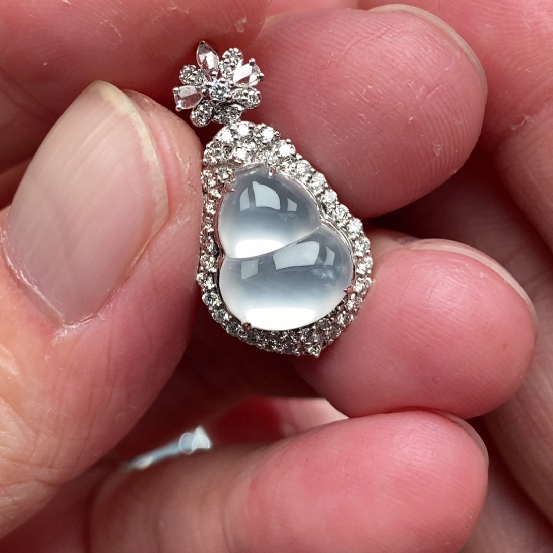 颈饰18K金镶嵌翡翠葫芦