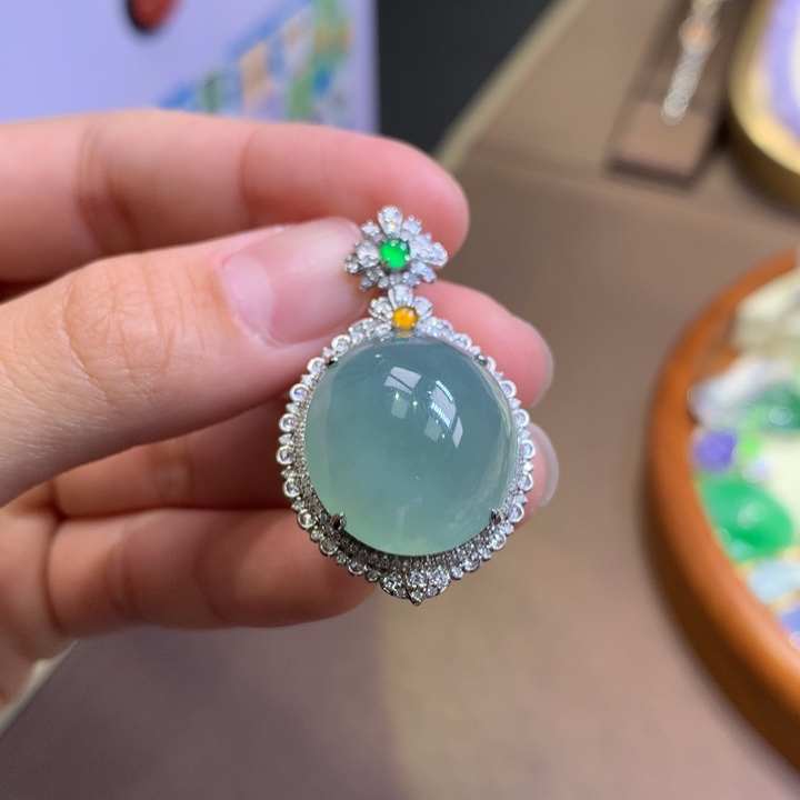 翡翠18K金镶嵌颈饰翡翠