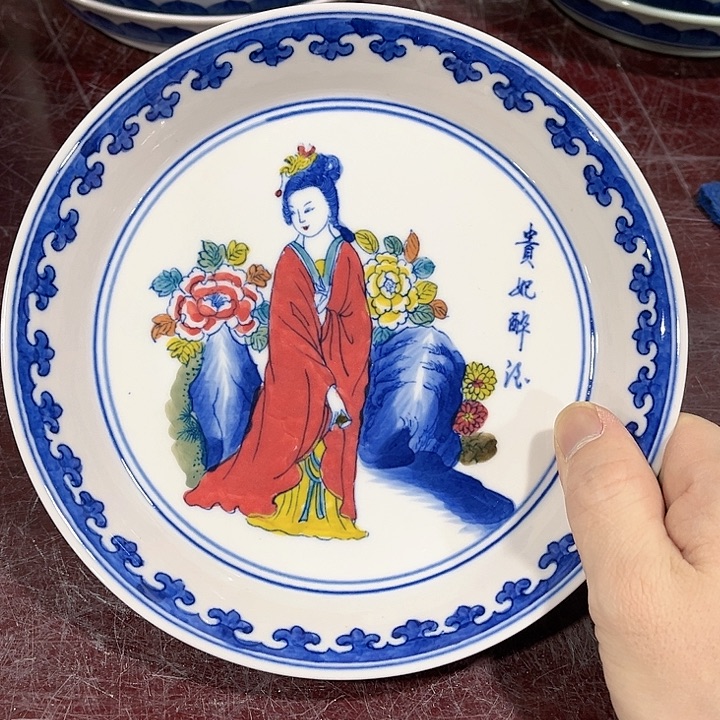 瓷片////直径19厘米。红。