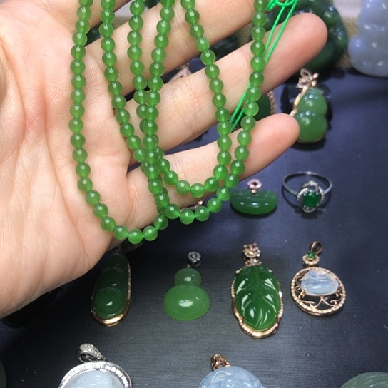 和田玉未镶嵌颈饰会***?