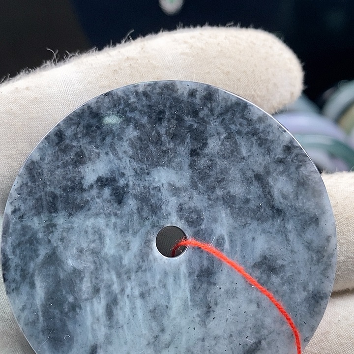 翡翠颈饰未镶嵌平安扣