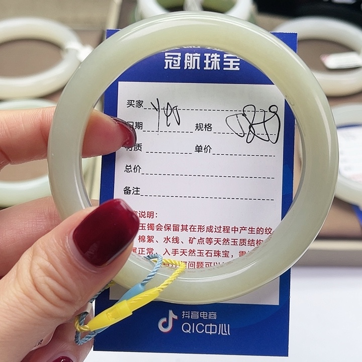 和田玉手镯未镶嵌小**?