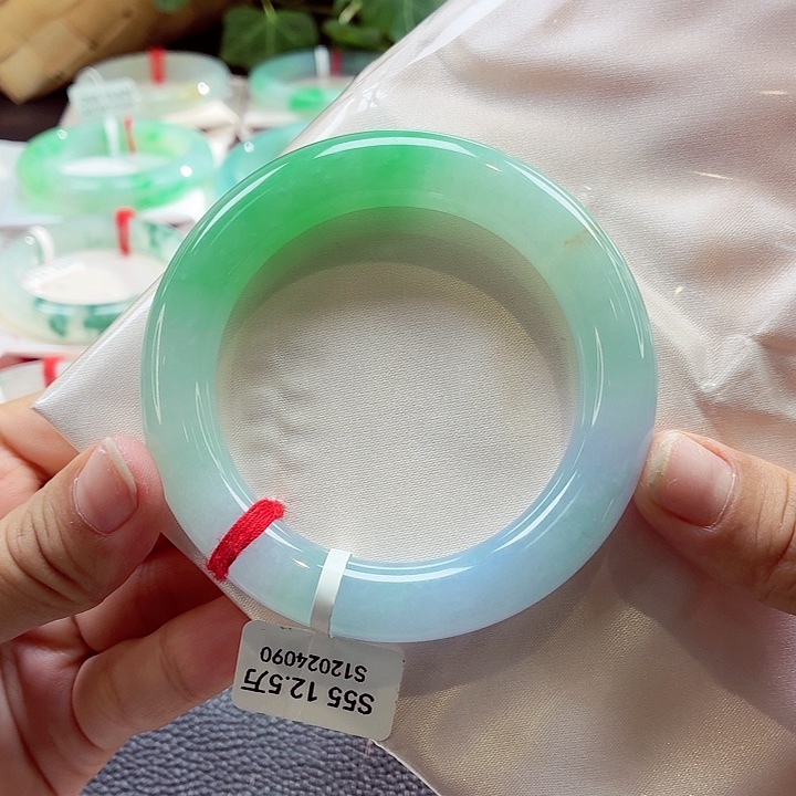 翡翠未镶嵌手镯（圆镯）68-