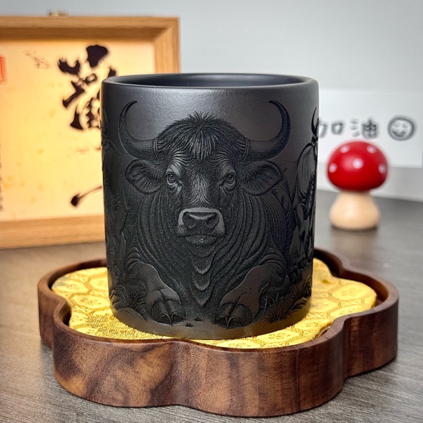 宜兴紫砂坭香手刻五牛主人杯直筒杯原矿高纯度玄铁石黄茶杯210ml