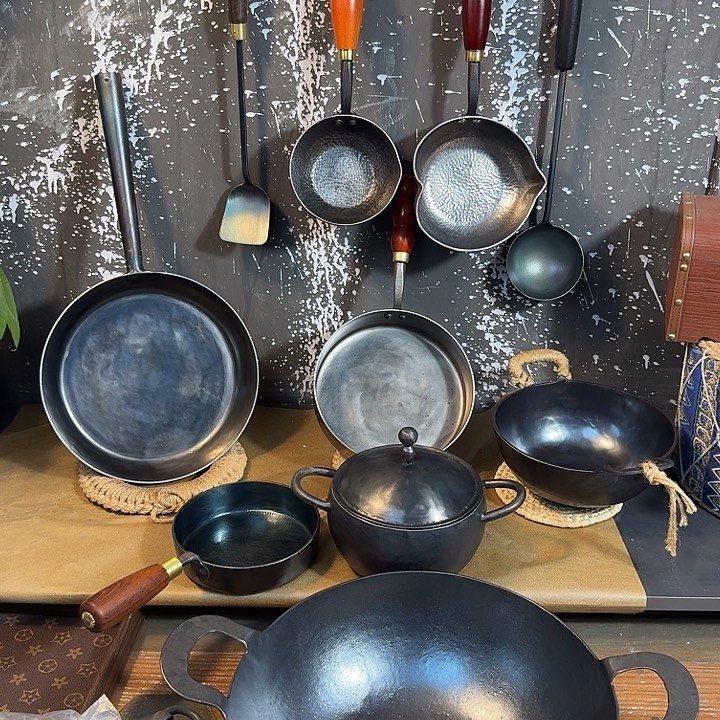 煎锅加爱心小锅。  