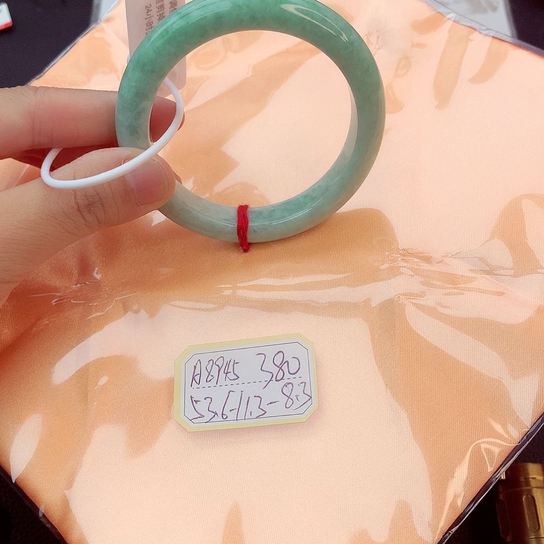 翡翠手镯未镶嵌翡翠