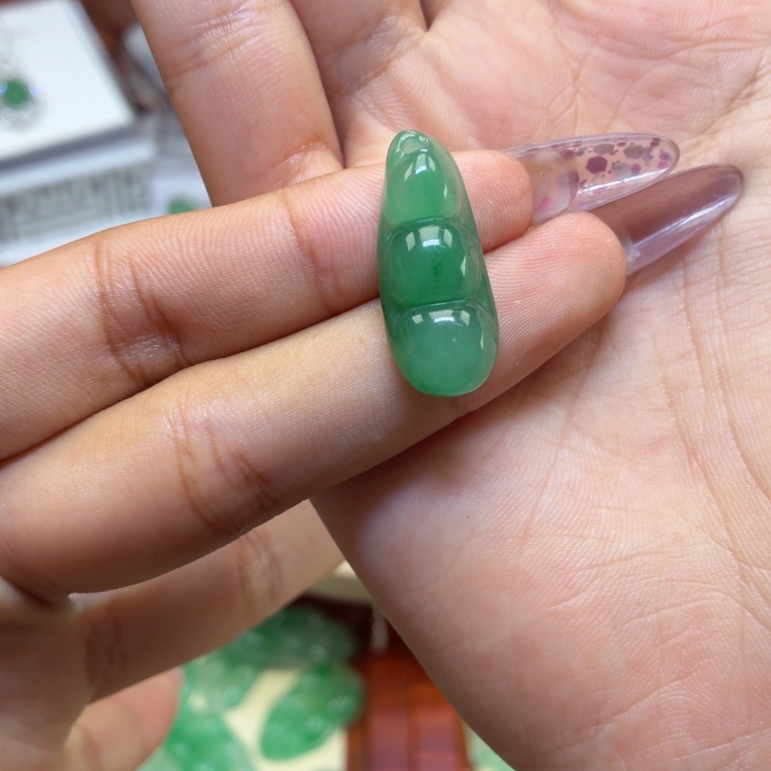 石英质玉（非洲翠）未镶嵌颈饰豆子