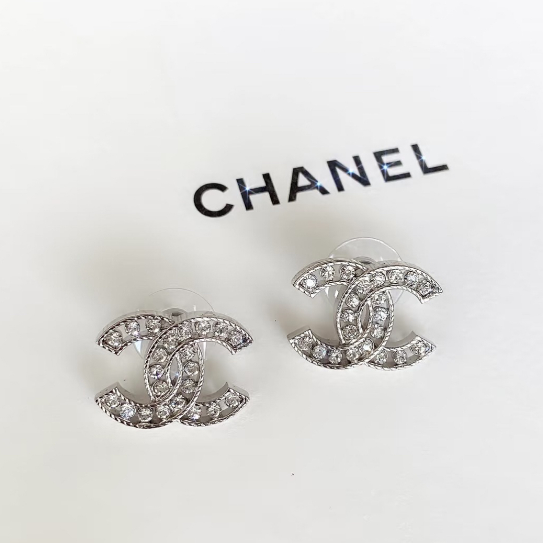 未使用 Chanel/香奈儿 时尚镂空珍珠满钻银色耳钉 21B/AC0097