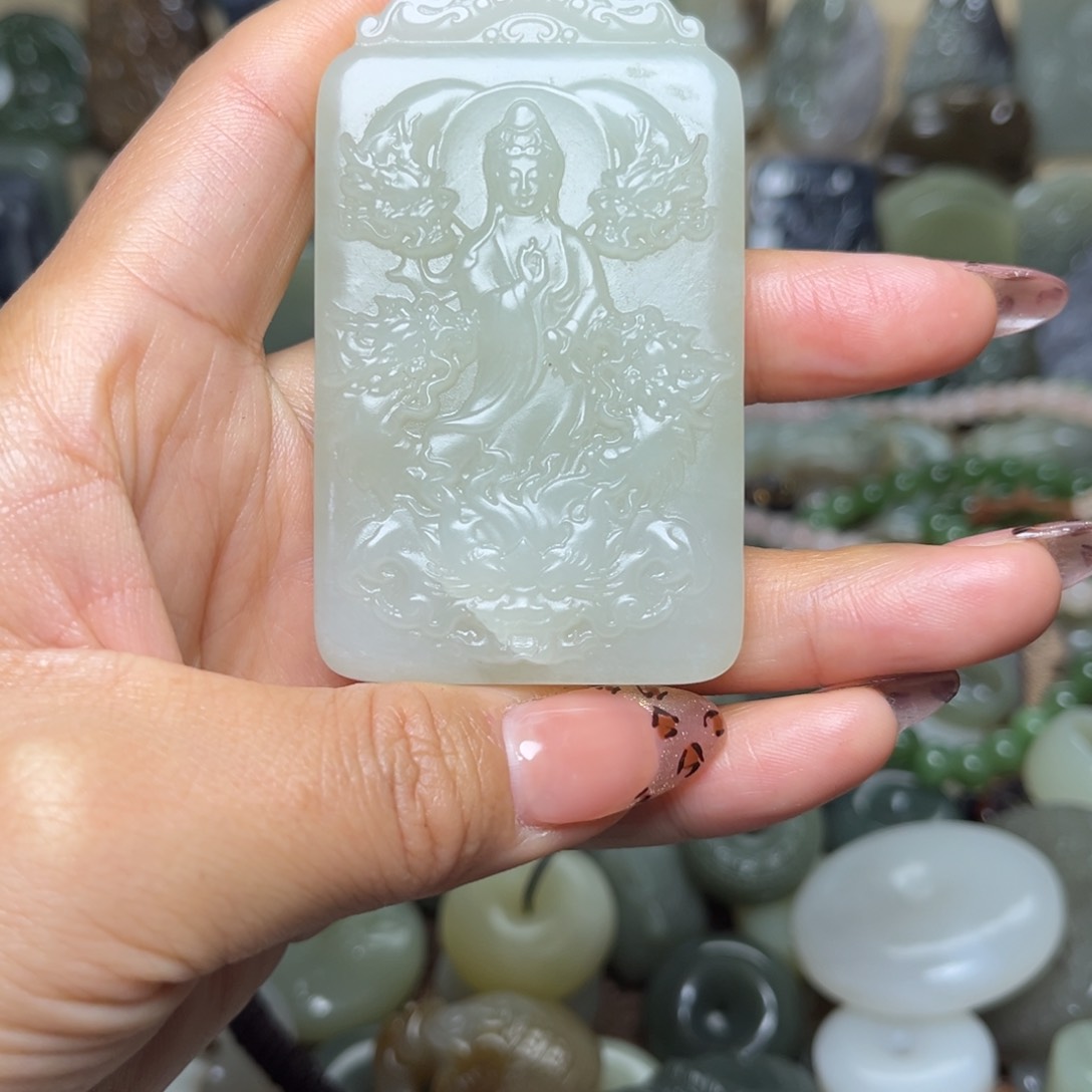 和田玉颈饰未镶嵌有裂