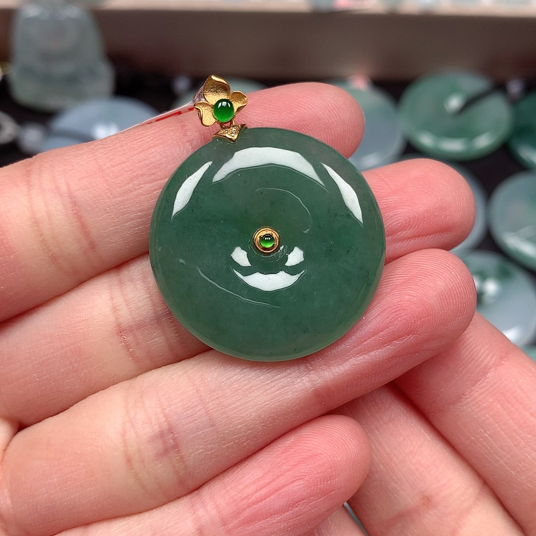 翡翠颈饰未镶嵌平安扣