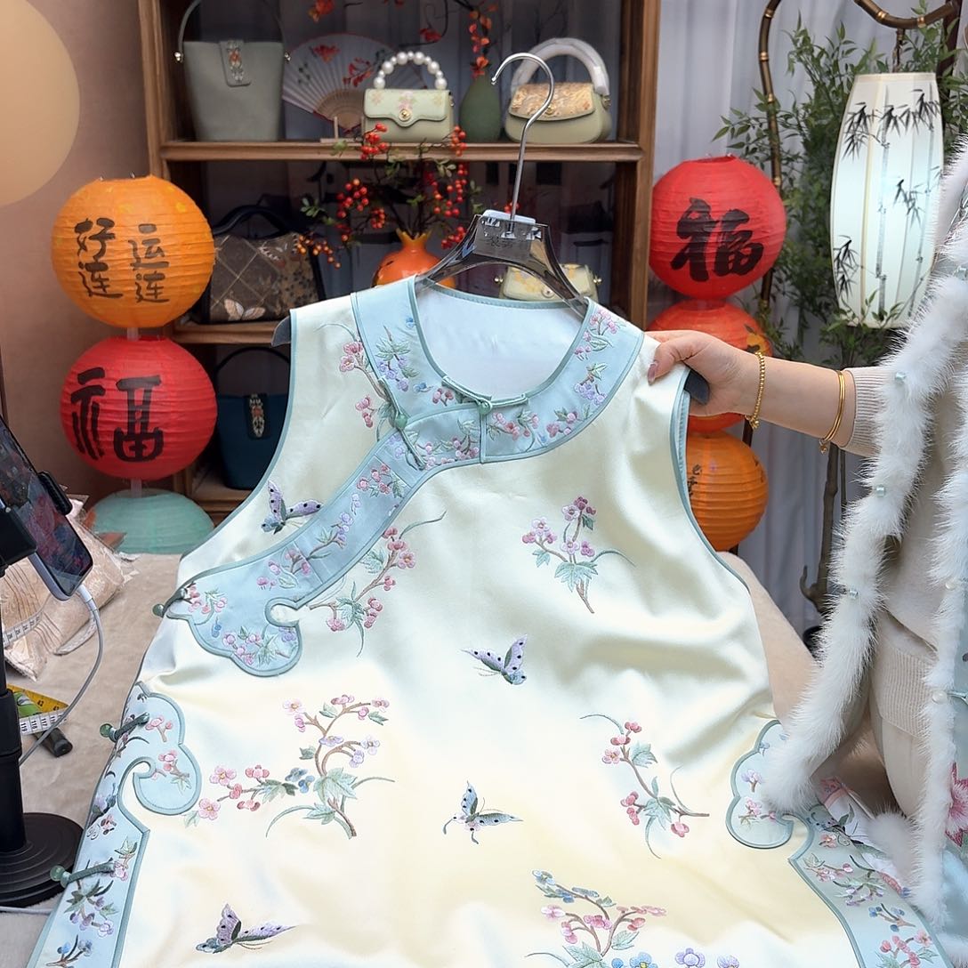 刺绣现绣马甲成衣胸围110衣长66