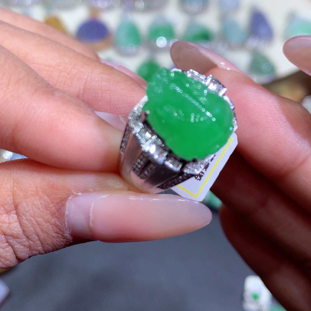 翡翠戒指18K金镶嵌翡翠