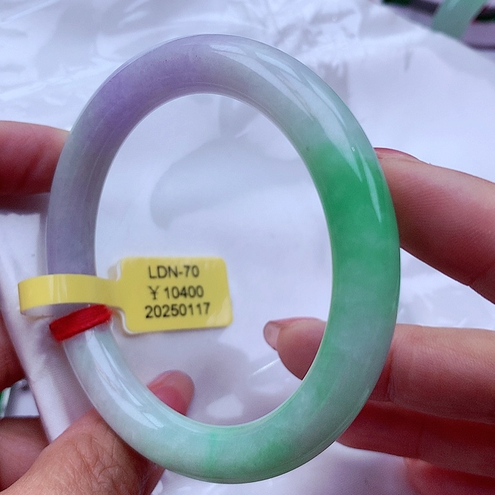 翡翠手镯未镶嵌翡翠