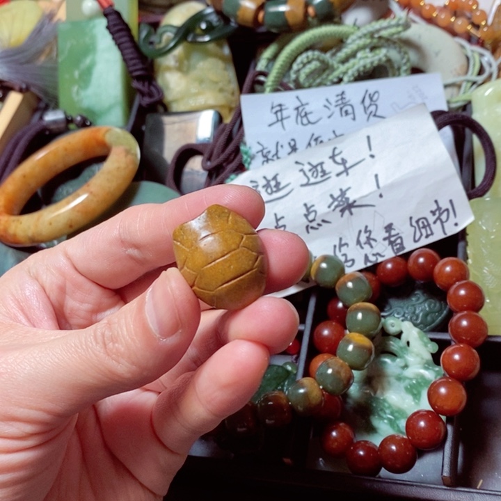透闪石质玉颈饰未镶嵌