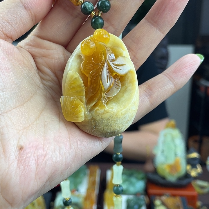 蛇纹石玉未镶嵌颈饰