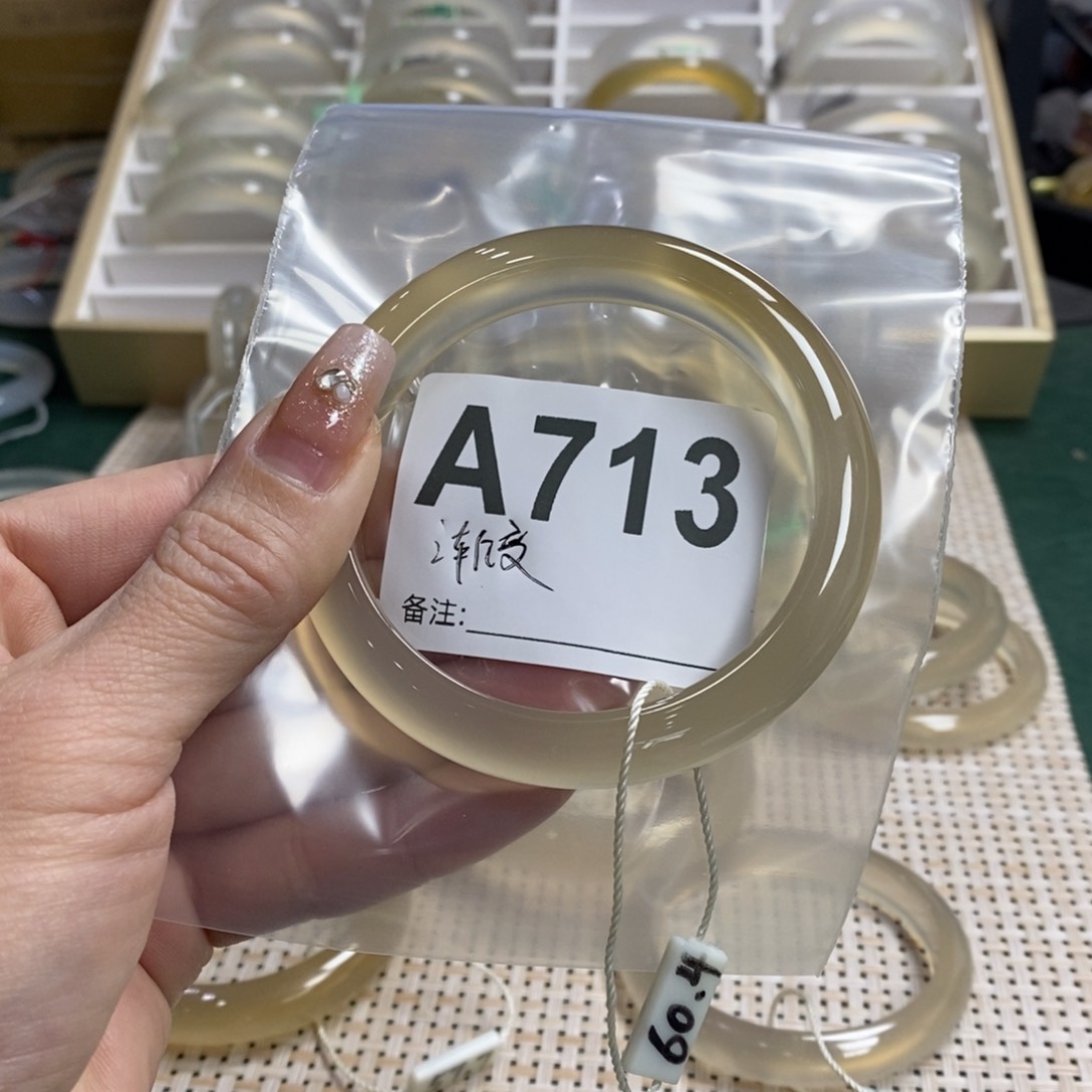 玛瑙/玉髓手镯未镶嵌不**奶