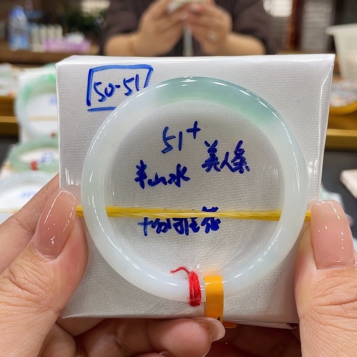 翡翠手镯未镶嵌翡翠