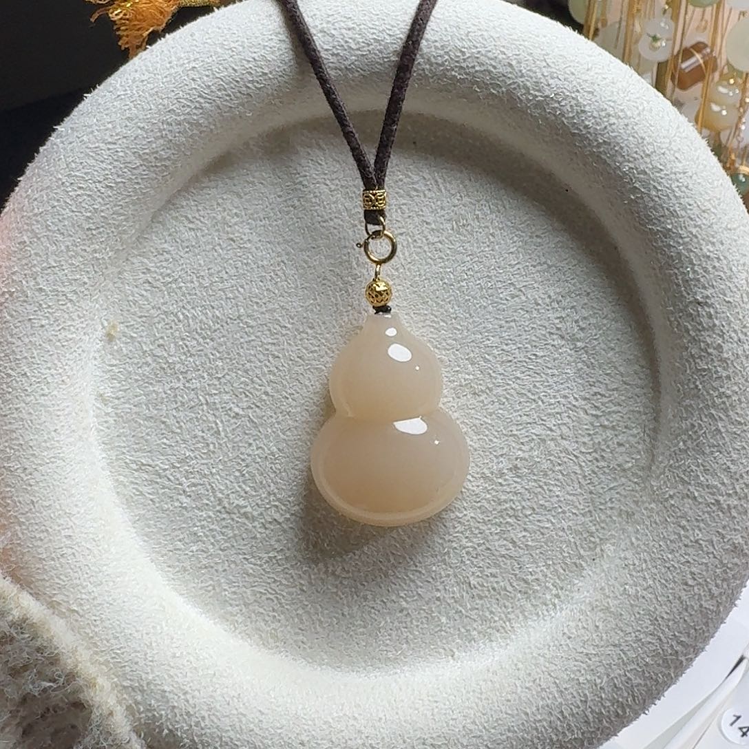 雪***空和田玉未镶嵌颈饰藕粉葫芦