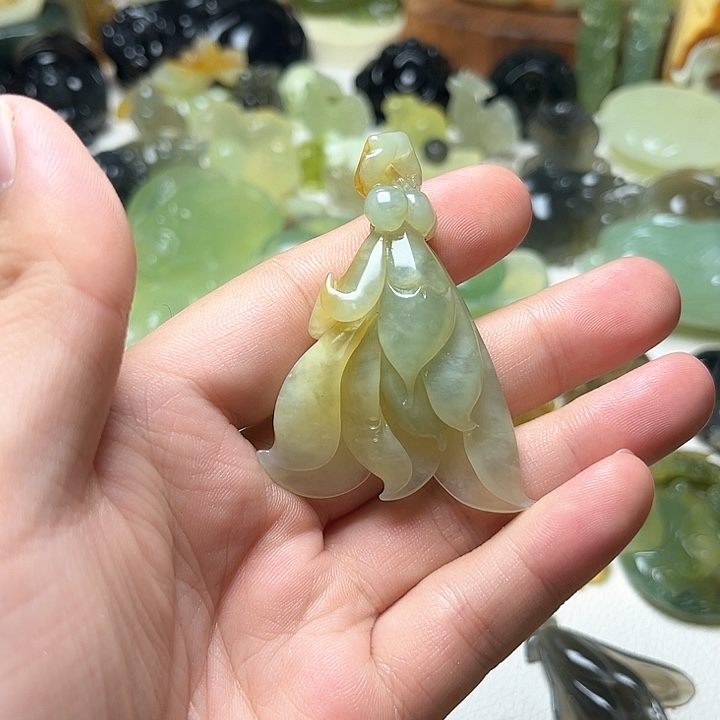 未镶嵌蛇纹石玉颈饰丹**阳