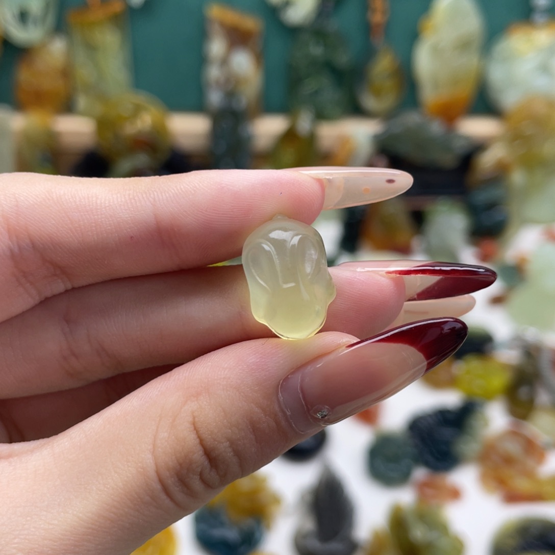 蛇纹石玉颈饰未镶嵌