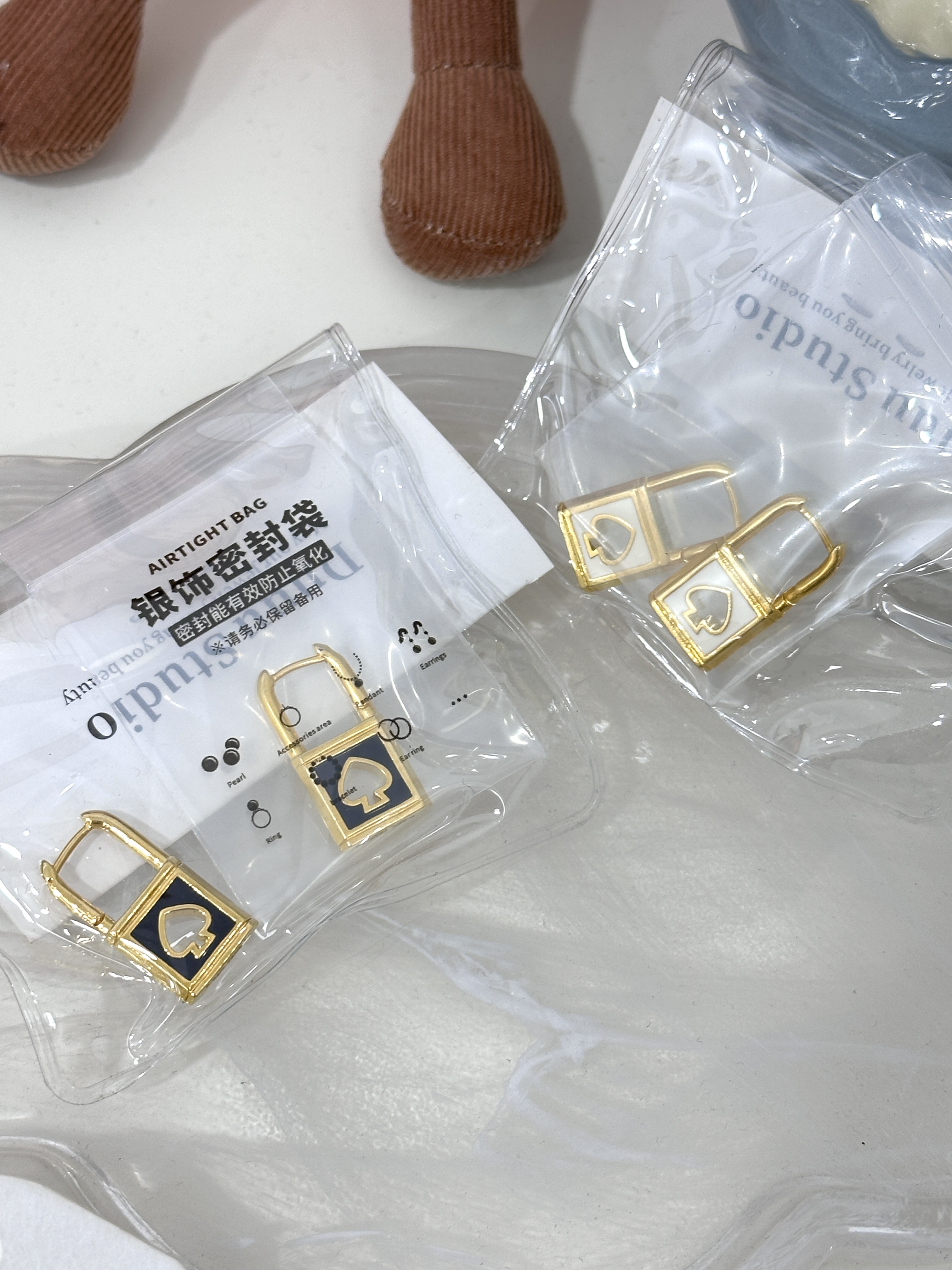 欧美时尚创意潮牌珐琅釉镶嵌镂空桃心锁小众黑色女款耳环