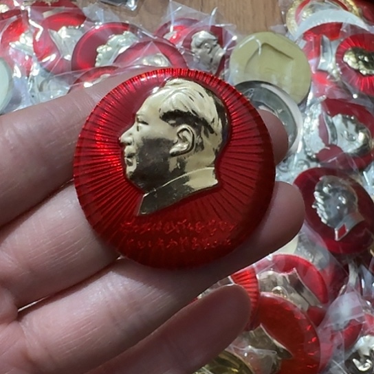 湖***人其他普通金属圆形红色人物像章