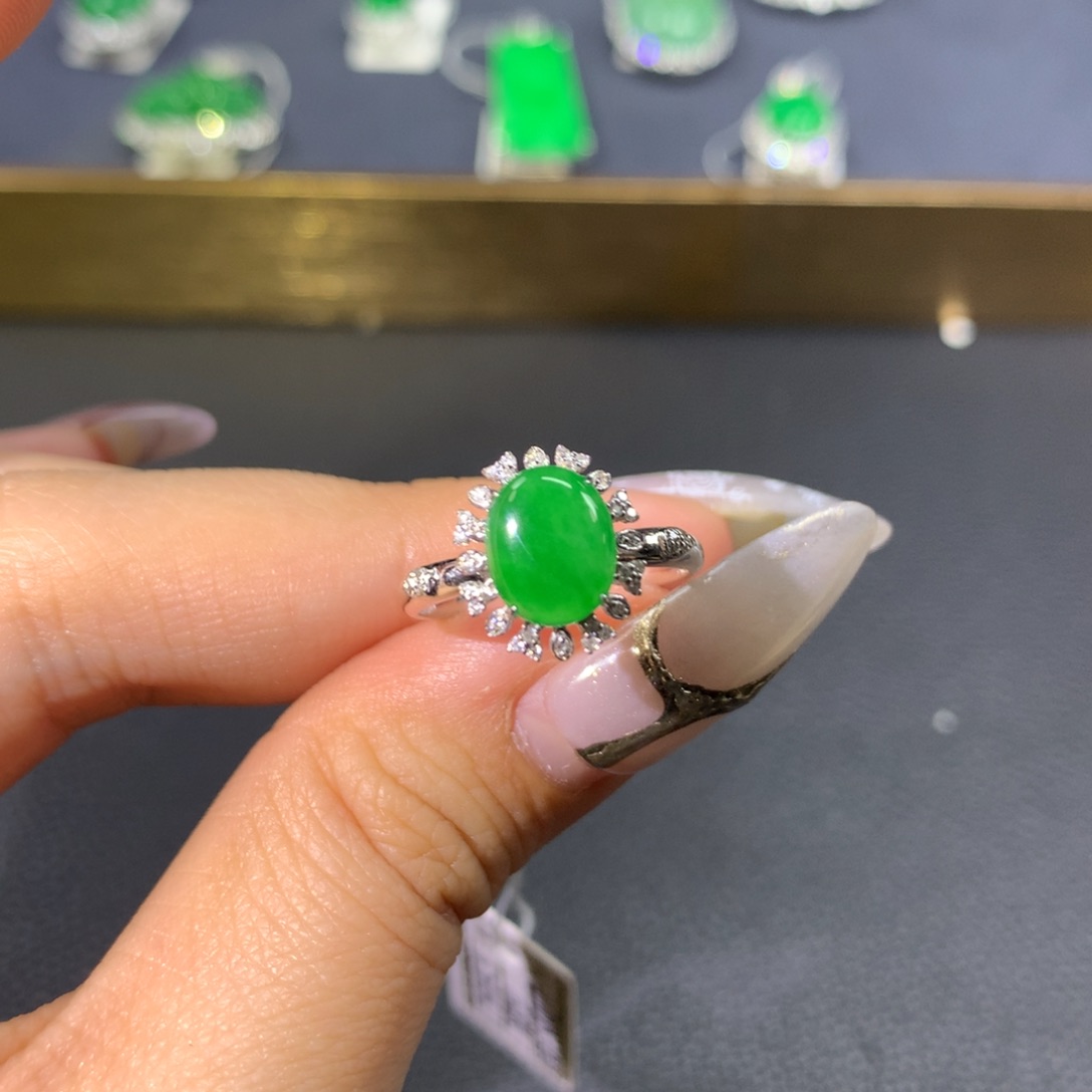 翡翠戒指18K金镶嵌翡翠