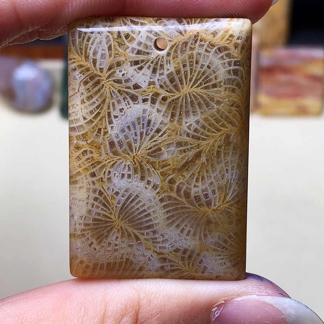 石英质玉颈饰未镶嵌彩*?