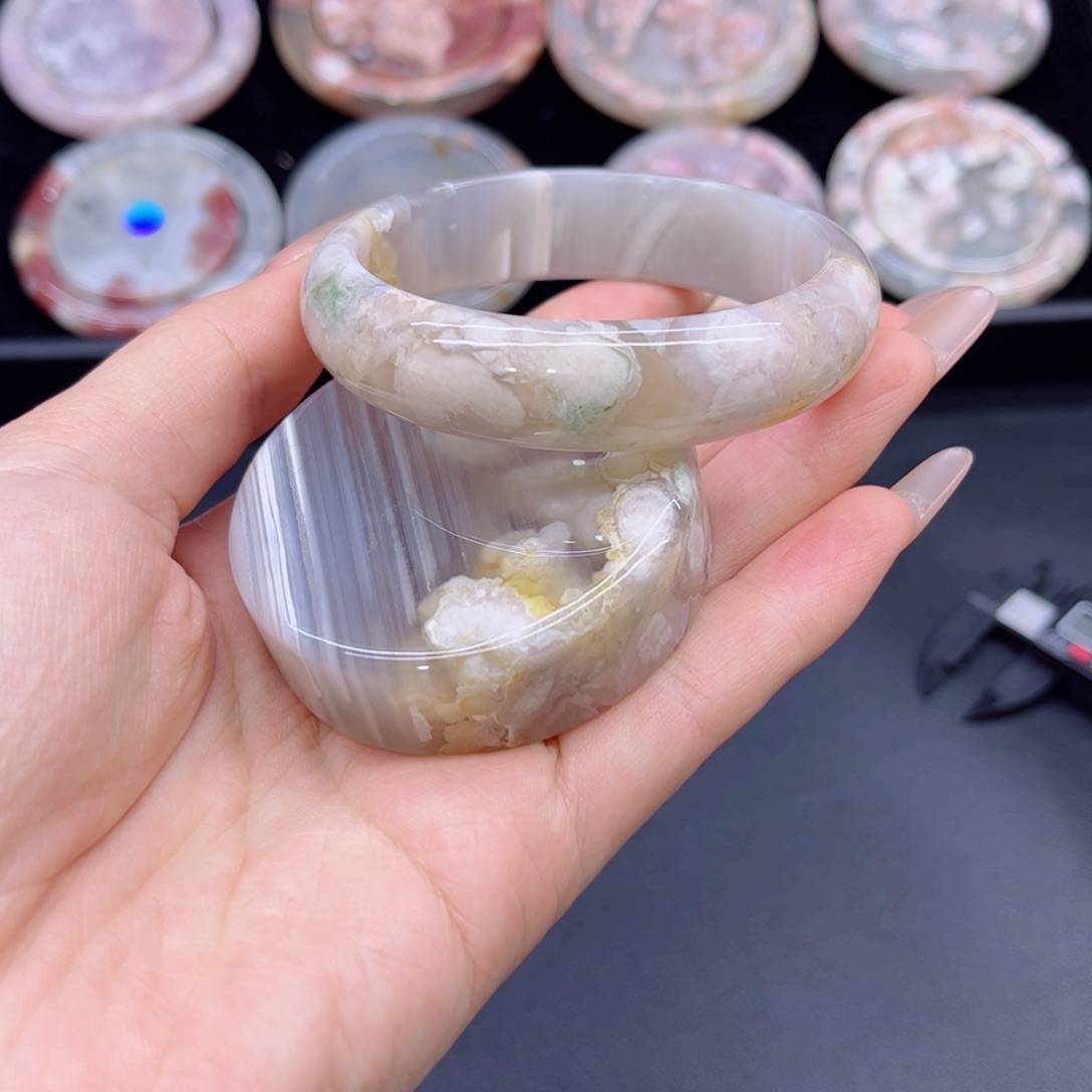 玛瑙/玉髓手镯未镶嵌56