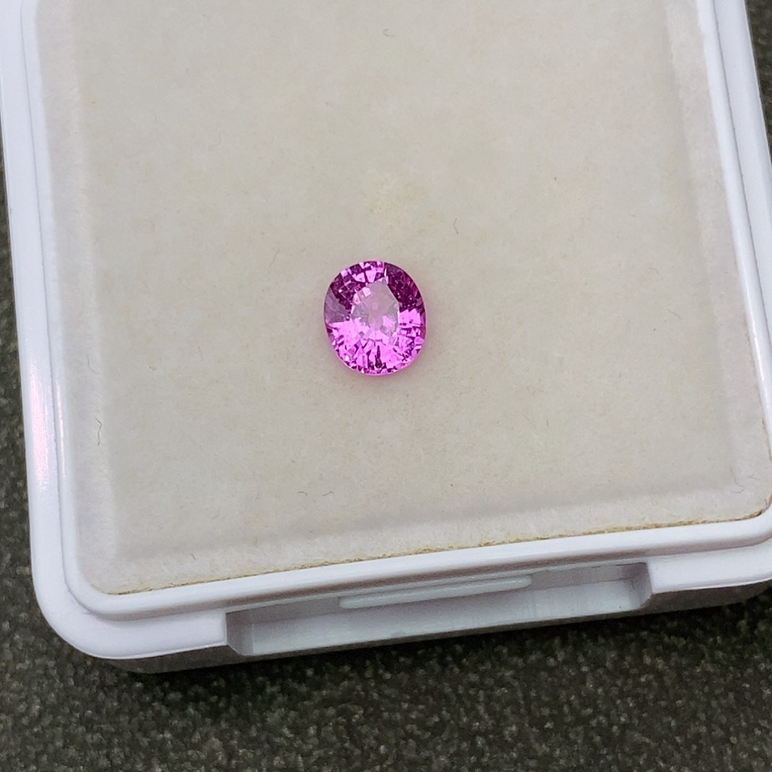 蓝宝石裸石未镶嵌0.8ct椭圆粉紫色无烧
