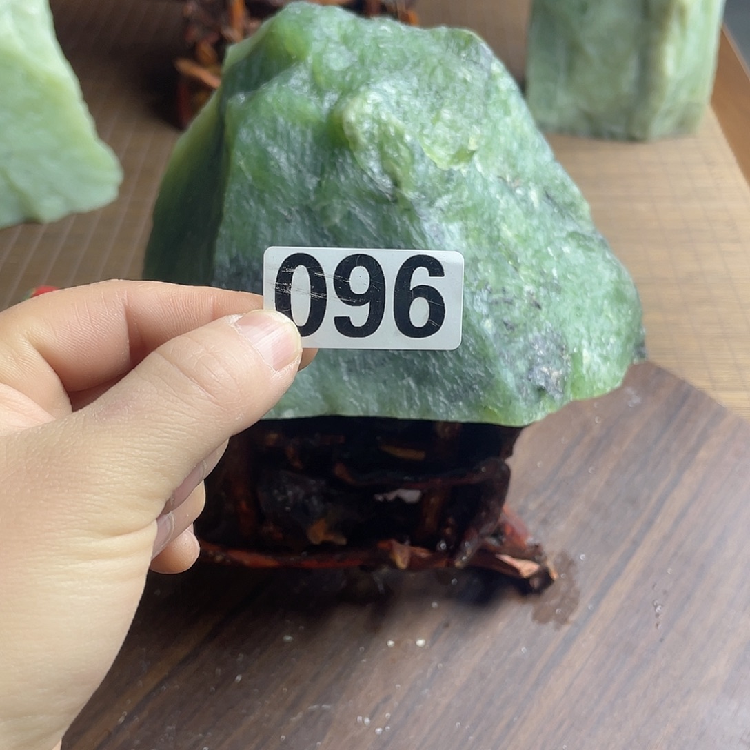 戈***玉蛇纹石玉未镶嵌珠宝奇石