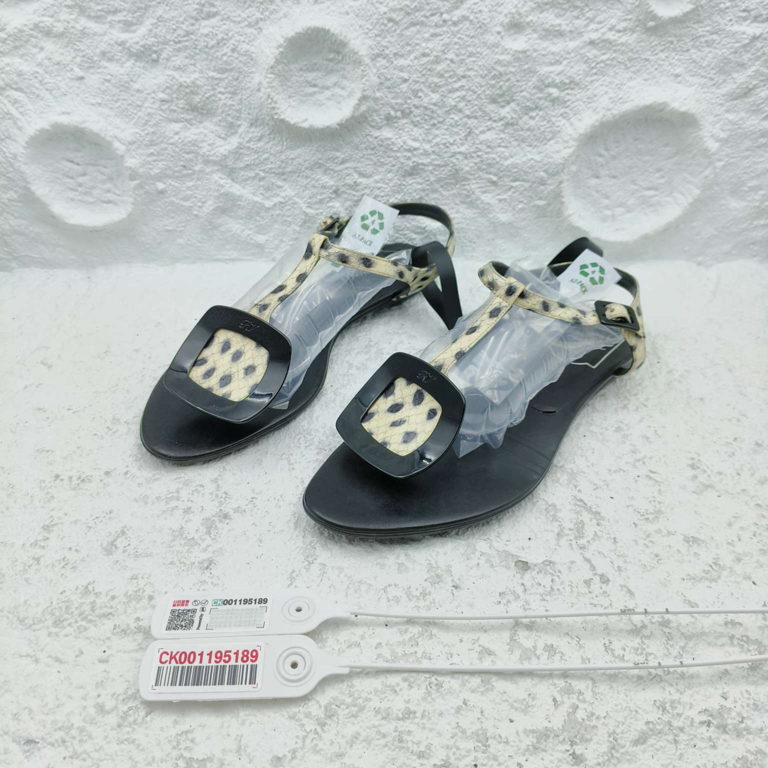 99新 Roger Vivier/罗杰·维威耶 /RV/38码/平底凉鞋/