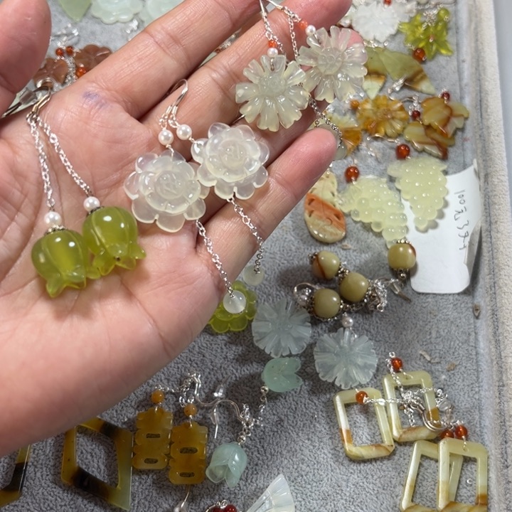 蛇纹石玉耳饰合金