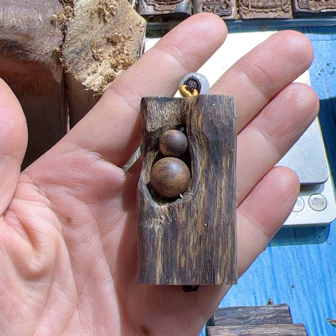 沉香吊坠乌身圆叶13.5克