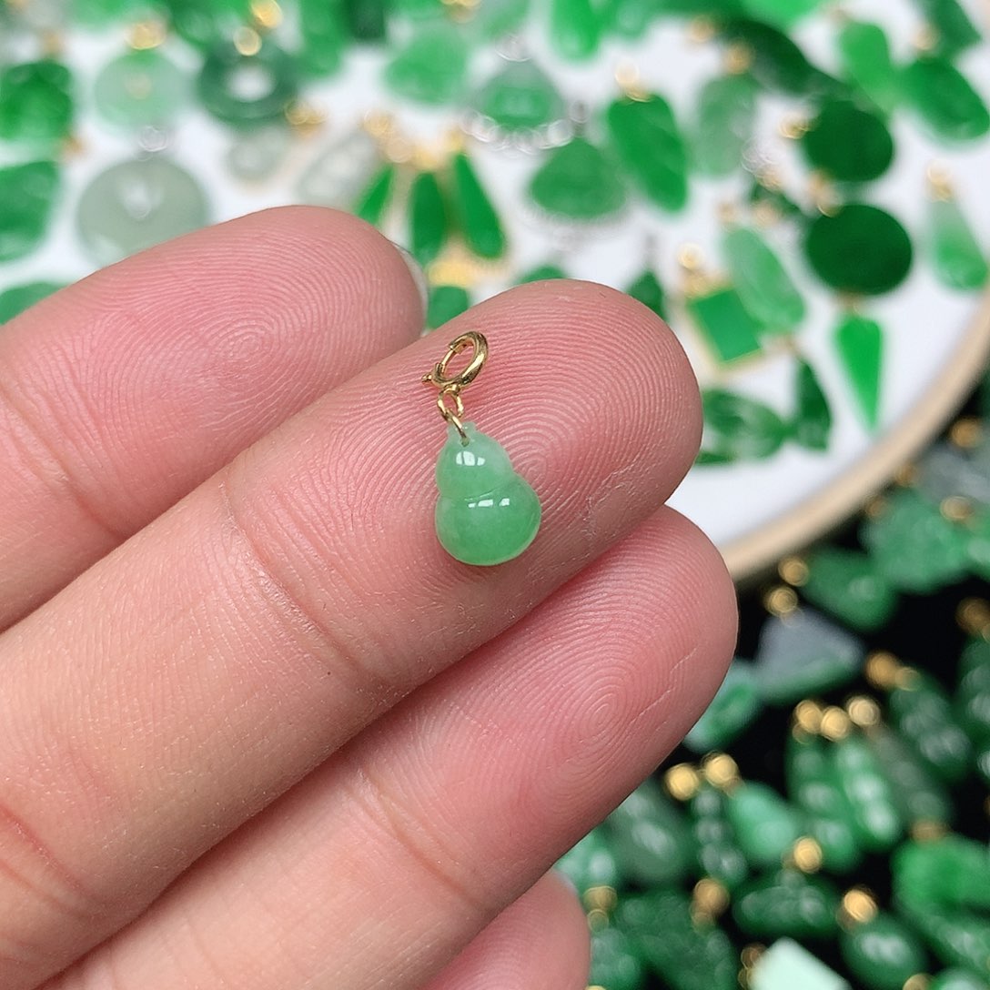 翡翠配石18K金扣头 小巧精美飘阳绿小葫芦